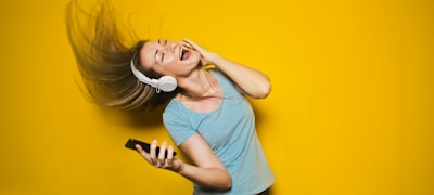 铁粉聚集地球迷社区互动交流场景